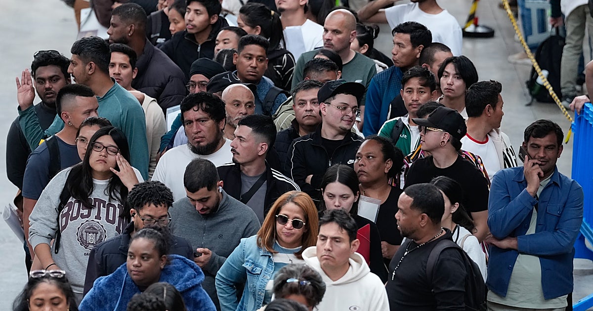 Correos entregó un manual «caducado» a sus empleados para la regularización de inmigrantes
