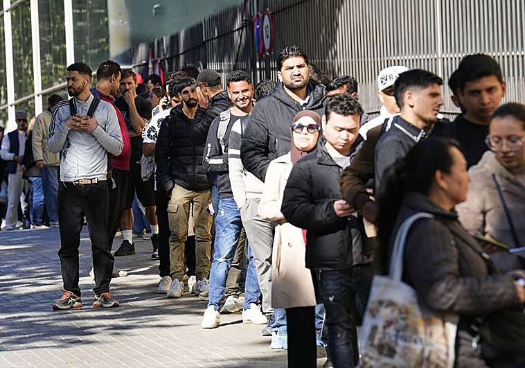 El Gobierno decreta secretos los puntos más sensibles de la regularización extraordinaria de inmigrantes