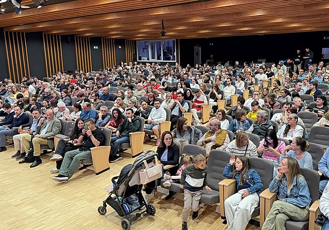 Cientos de personas participaron en el sorteo.
