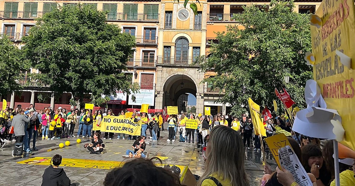 Los educadores de las escuelas infantiles protestan en Zocodover a ritmo de cánticos: «Tolón, tolón»
