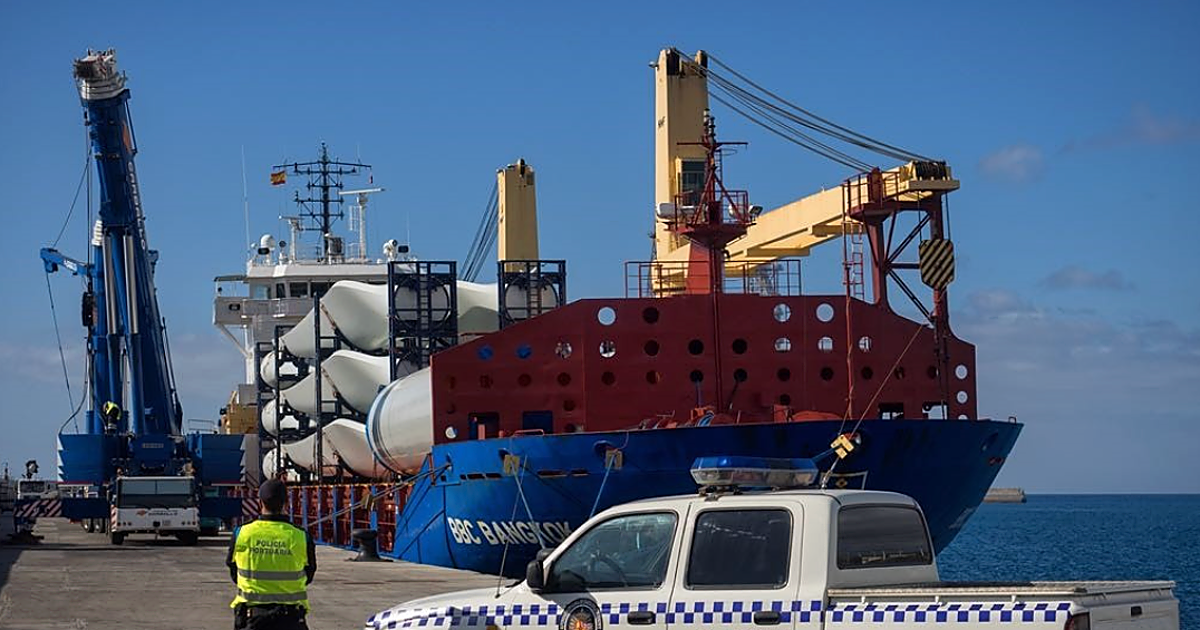 Los trabajadores del puerto de Granadilla: «Estamos informados, preparados y atenderemos la emergencia»