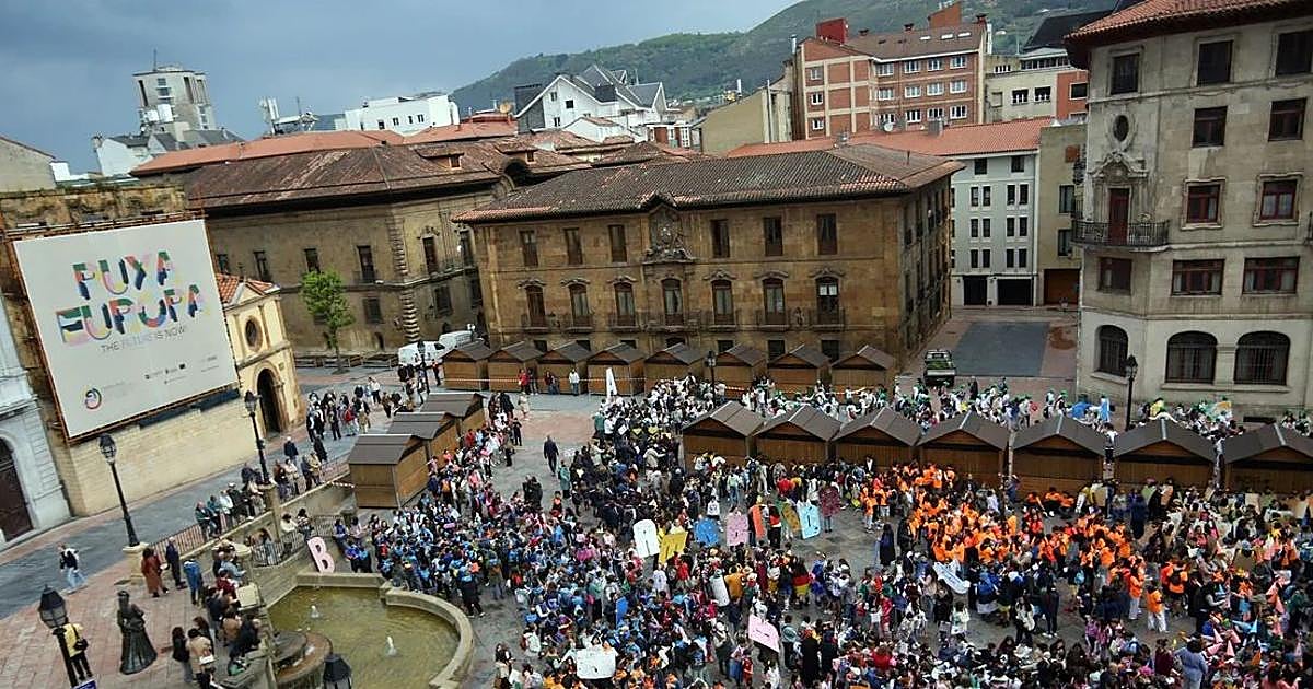 2.500 escolares enarbolan la 'Amabilidá' en Oviedo