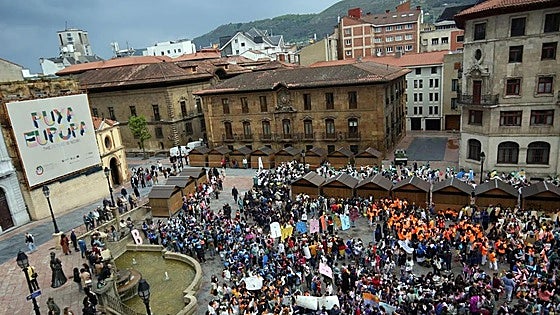 2.500 escolares enarbolan la 'Amabilidá' en Oviedo