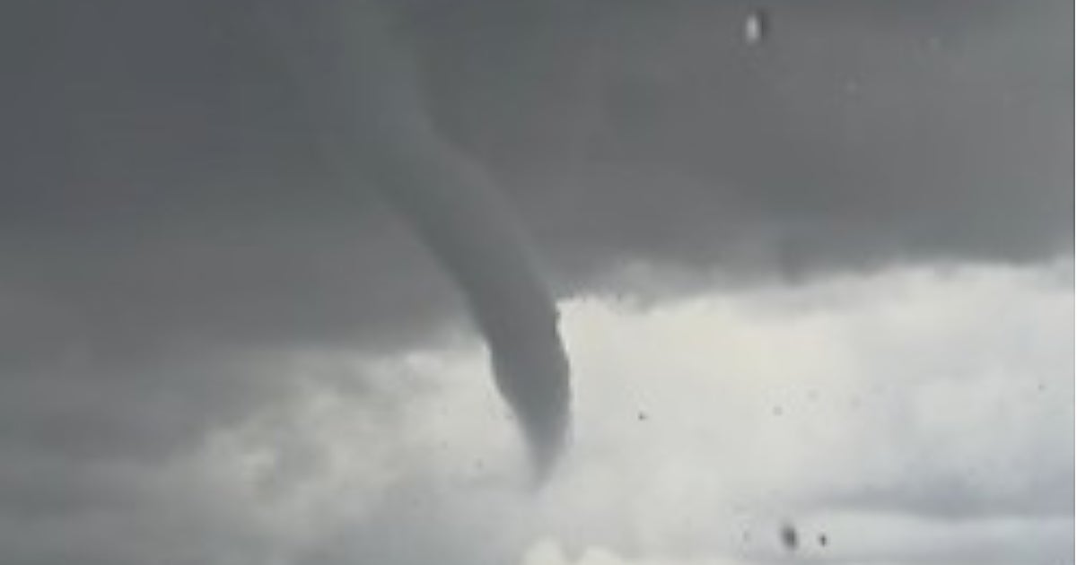 El fenómeno atmosférico de la tuba de agua en una tormenta del interior de Alicante