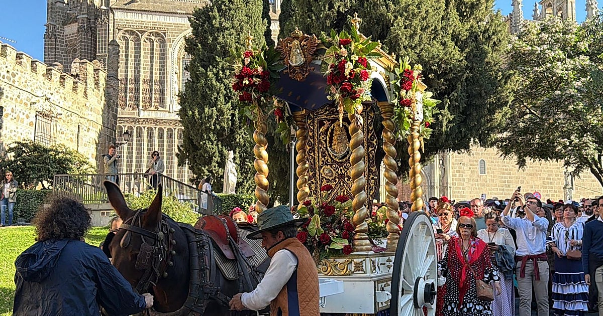 Pétalos en el Cambrón y campanas en el Arrabal: así recibe Toledo al nuevo 'simpecado'  del Rocío