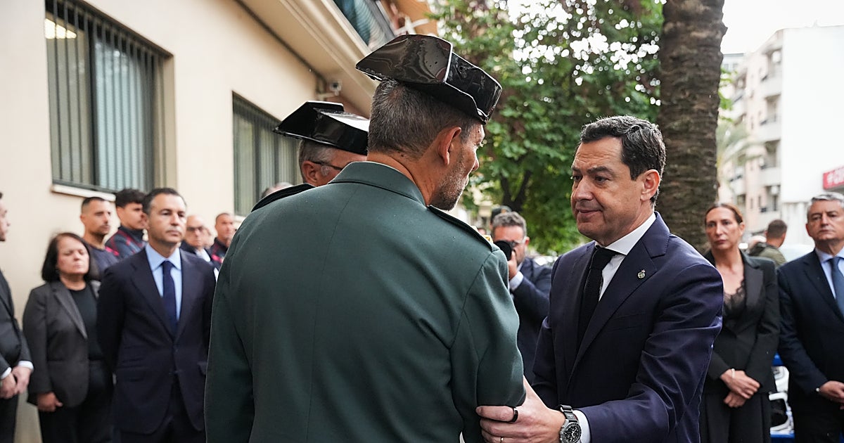 Juanma Moreno, en la capilla ardiente de Huelva: «Tiempo habrá para analizar los medios con los que la Guardia Civil combate al narcotráfico»