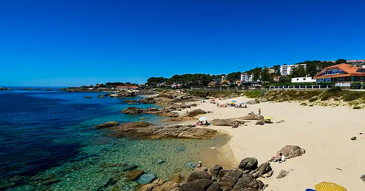 El pueblo de Galicia ideal para comer marisco: esconde una isla y destaca por sus preciosas playas salvajes