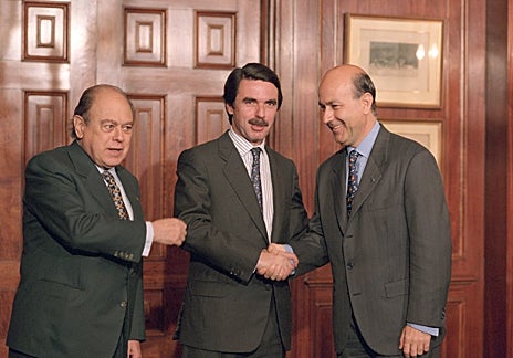 Imagen secundaria 1 - 1. Aznar, Blair y Bush en la Cumbre de las Azores de 2003 junto al entonces presidente portugués, Durão Barroso. | 2. Aznar en el pacto del Majestic, entre PP y Ciu, que facilitó su investidura en 1996, con Pujol y Durán Lleida. | 3. Aznar saludando a don Juan Carlos y doña Sofía en la Pascua Militar del Palacio Real en 1997.