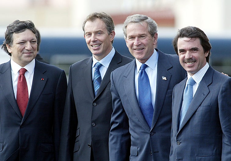 Imagen principal - 1. Aznar, Blair y Bush en la Cumbre de las Azores de 2003 junto al entonces presidente portugués, Durão Barroso. | 2. Aznar en el pacto del Majestic, entre PP y Ciu, que facilitó su investidura en 1996, con Pujol y Durán Lleida. | 3. Aznar saludando a don Juan Carlos y doña Sofía en la Pascua Militar del Palacio Real en 1997.