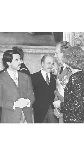 Imagen secundaria 2 - 1. Aznar, Blair y Bush en la Cumbre de las Azores de 2003 junto al entonces presidente portugués, Durão Barroso. | 2. Aznar en el pacto del Majestic, entre PP y Ciu, que facilitó su investidura en 1996, con Pujol y Durán Lleida. | 3. Aznar saludando a don Juan Carlos y doña Sofía en la Pascua Militar del Palacio Real en 1997.