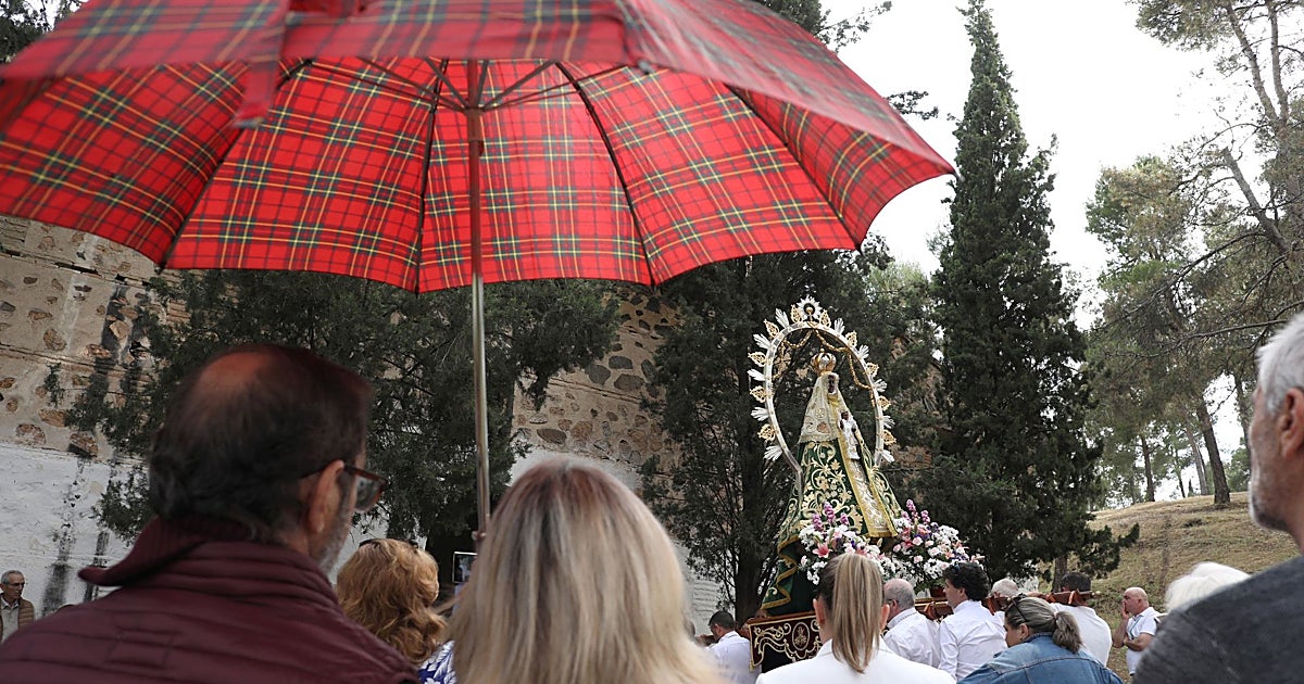 La Virgen de la Bastida desafía a la lluvia y baila junto a su ermita