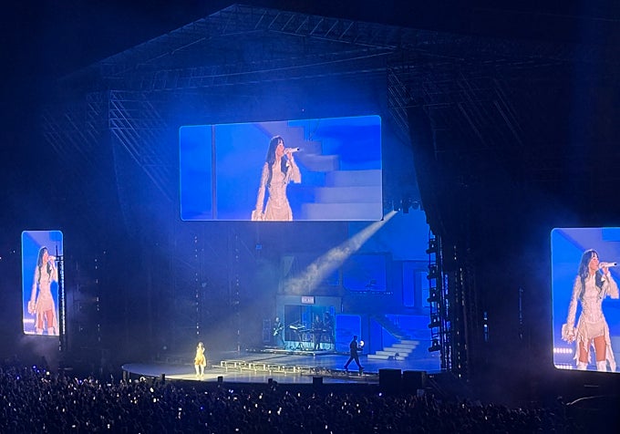 Pantalla grande y luces espectaculares sorprenden a los aficionados de Aitana