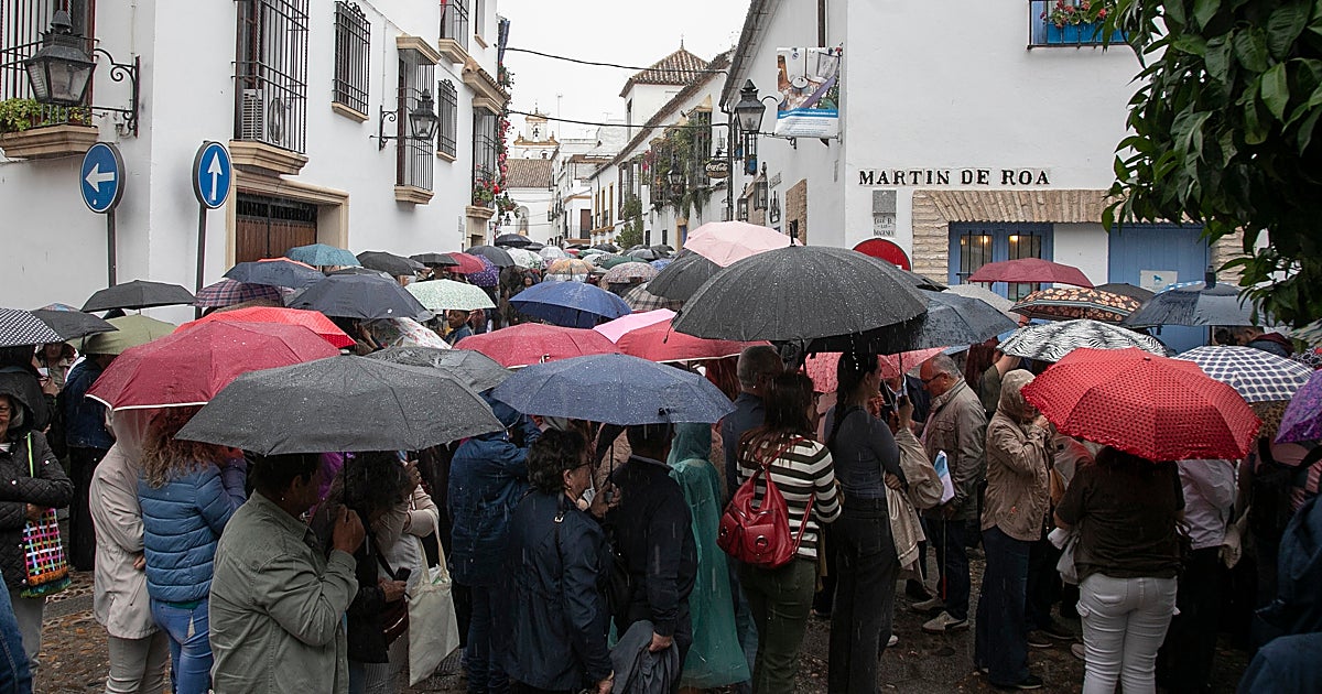 Lluvias intermitentes y paraguas en la mano para la segunda semana de los Patios de Córdoba