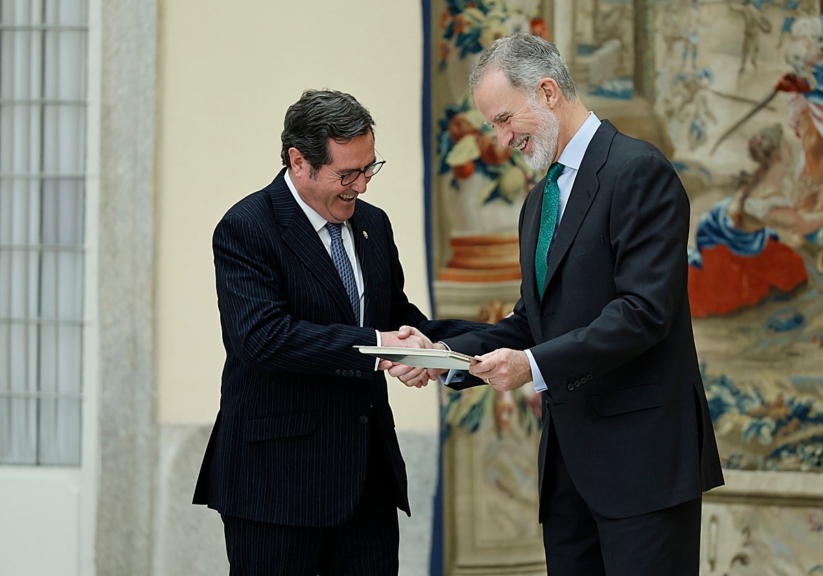 El rey entrega el premio FIES de periodismo al presidente de la CEOE Antonio Garamendi.