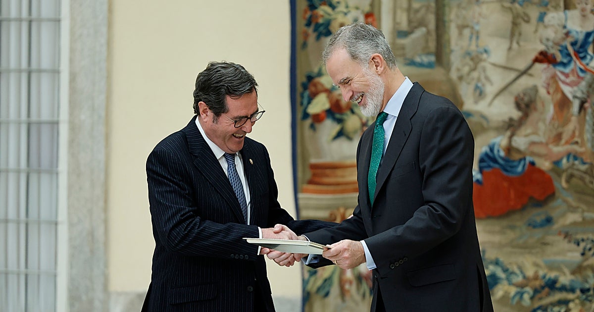 El Rey entrega a Antonio Garamendi el premio FIES de Periodismo por una tercera sobre la Monarquía publicada en ABC