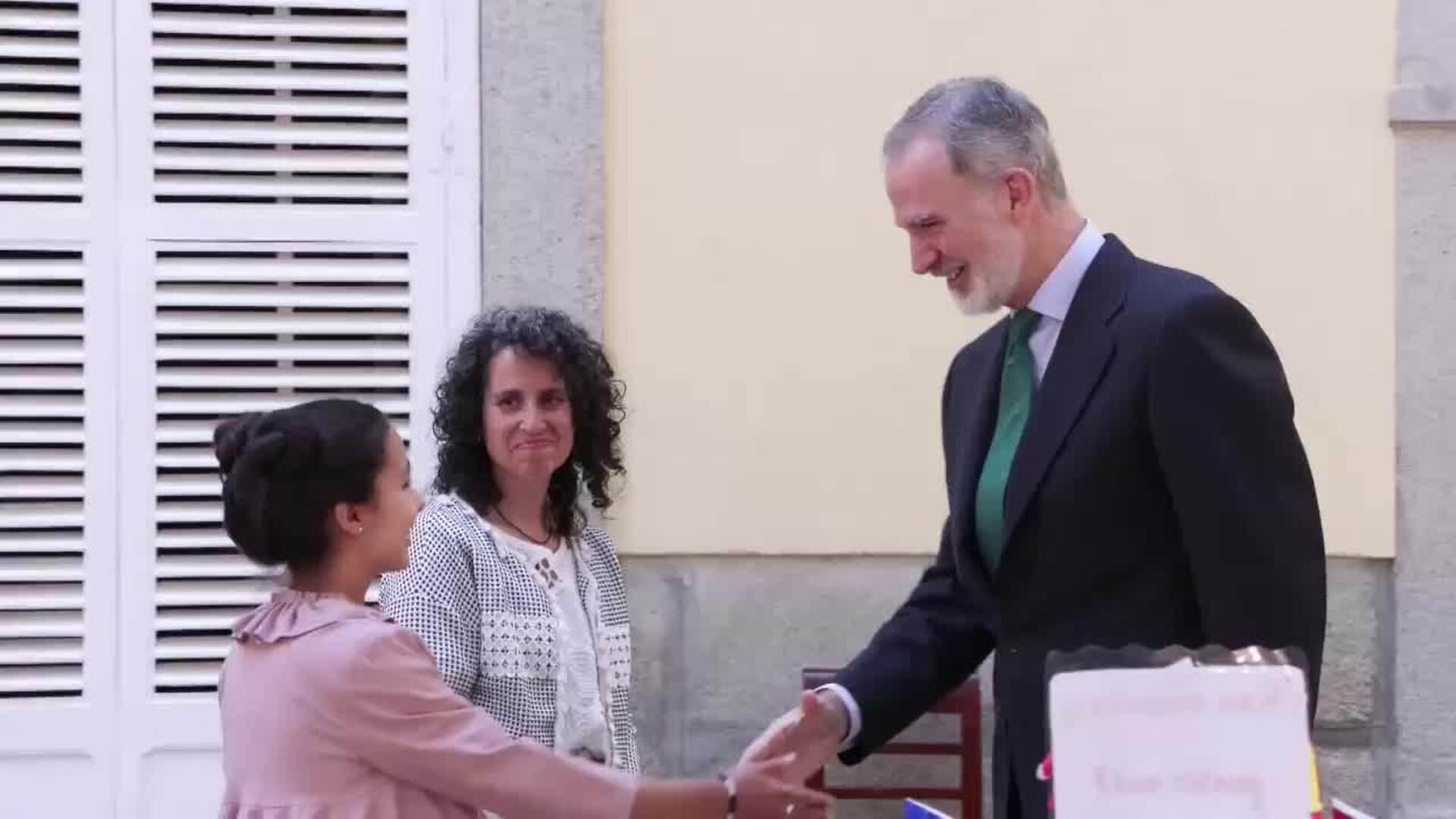 El rey destaca la diversidad de España ante niños que le ven como un  capitán o un director