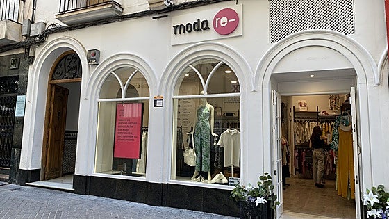 Cáritas de Córdoba crea un programa para que las personas vulnerables elijan y tengan su ropa
