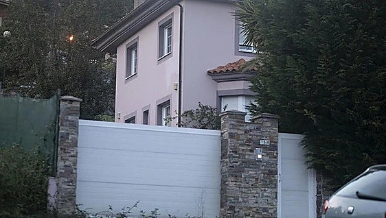 Condenados a dos años y 10 meses de cárcel los padres acusados de encerrar a sus hijos durante años en la 'casa de los horrores' en Oviedo