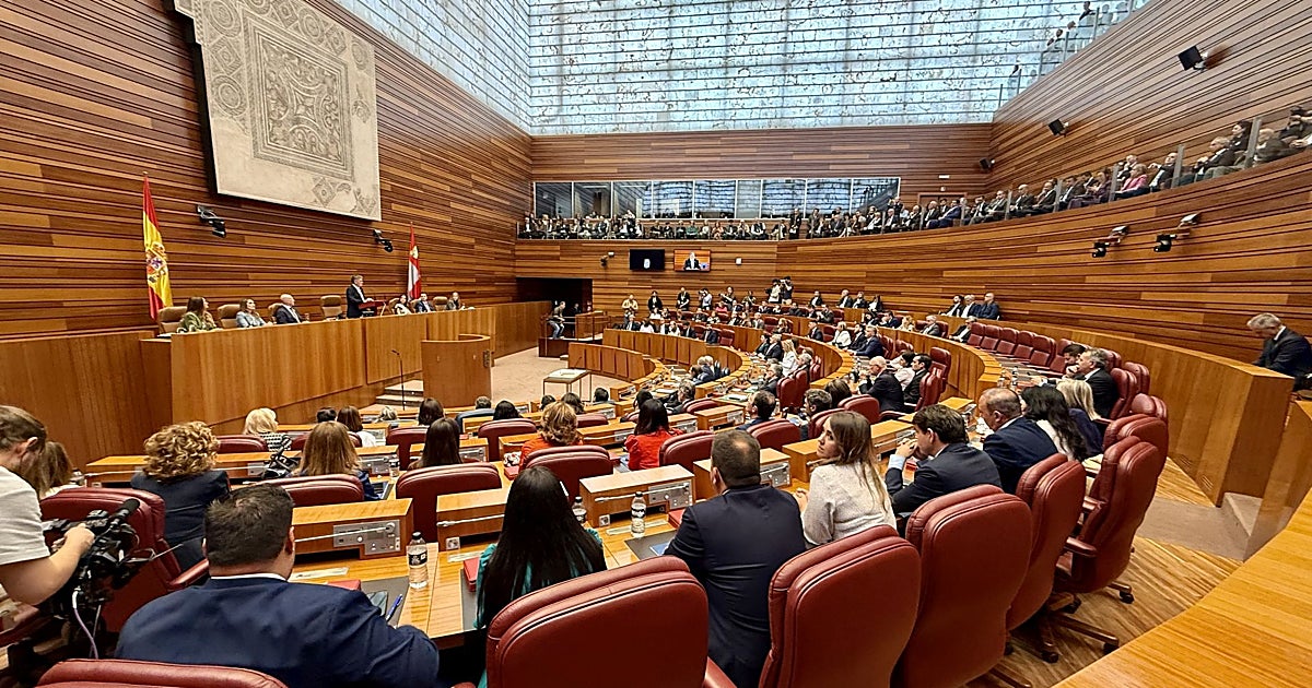 Carlos Martínez declara en su retorno a las Cortes dos viviendas, poco más de 4.600 euros y un coche de 20 años
