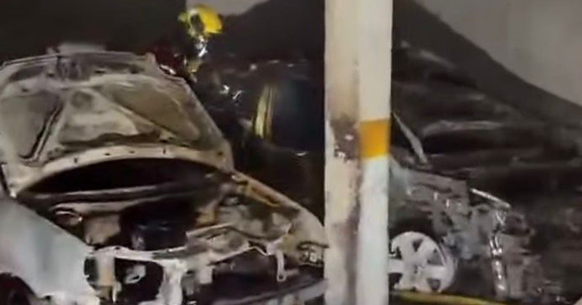 Desalojados más de 100 vecinos de dos bloques de viviendas en Bargas por el incendio en un garaje