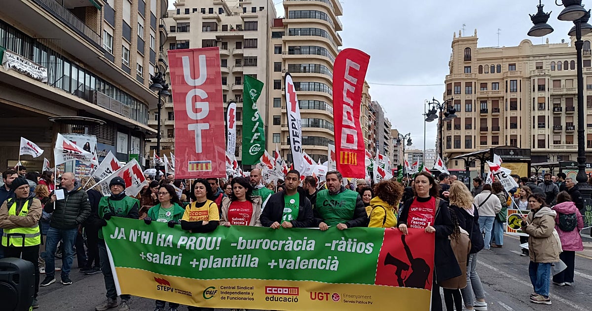 La huelga indefinida de profesores en Valencia arranca con piquetes y manifestaciones