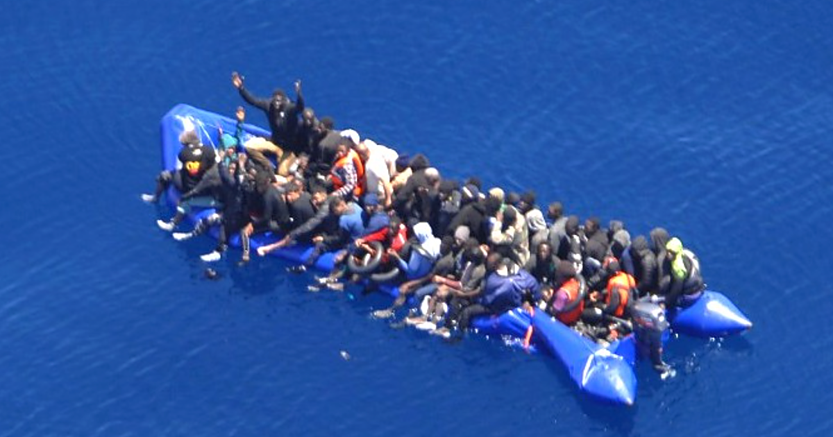 Rescatados 55 inmigrantes de una neumática parada y semihundida en aguas de Lanzarote