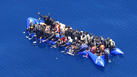 Rescatados 55 inmigrantes de una neumática parada y semihundida en aguas de Lanzarote