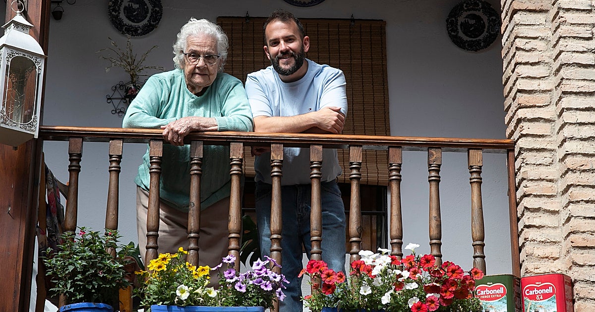 El relevo generacional amenaza la fiesta de los Patios de Córdoba: «Los jóvenes nos contamos con los dedos de una mano»