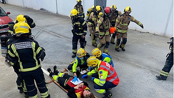 Un centenar de efectivos de emergencias participa en un simulacro por una alerta química en Quer