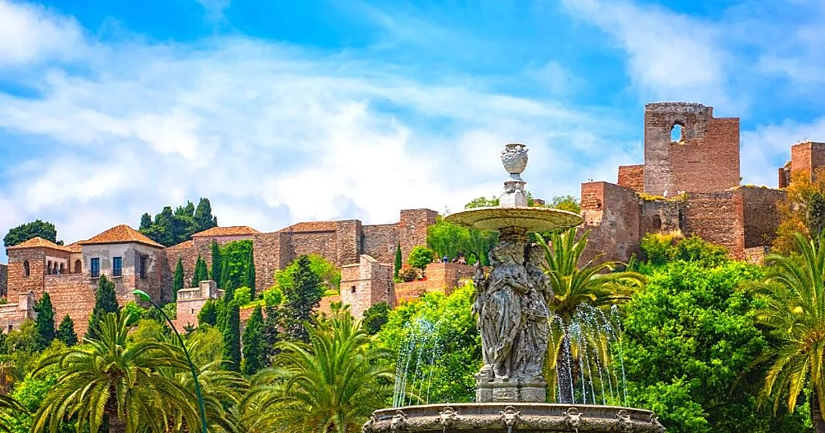 Denuncian a Por Andalucía por colocar una pancarta electoral en un monumento histórico de Málaga