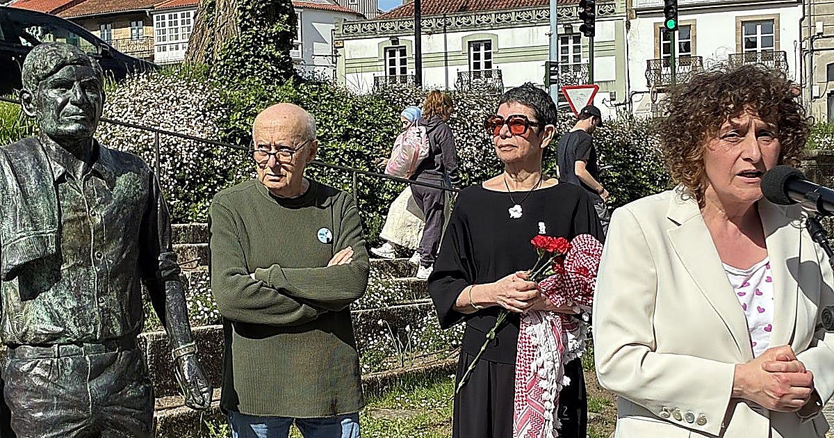 Manchan de pintura la estatua de Moncho Reboiras en Santiago y dejan al lado una nota en árabe