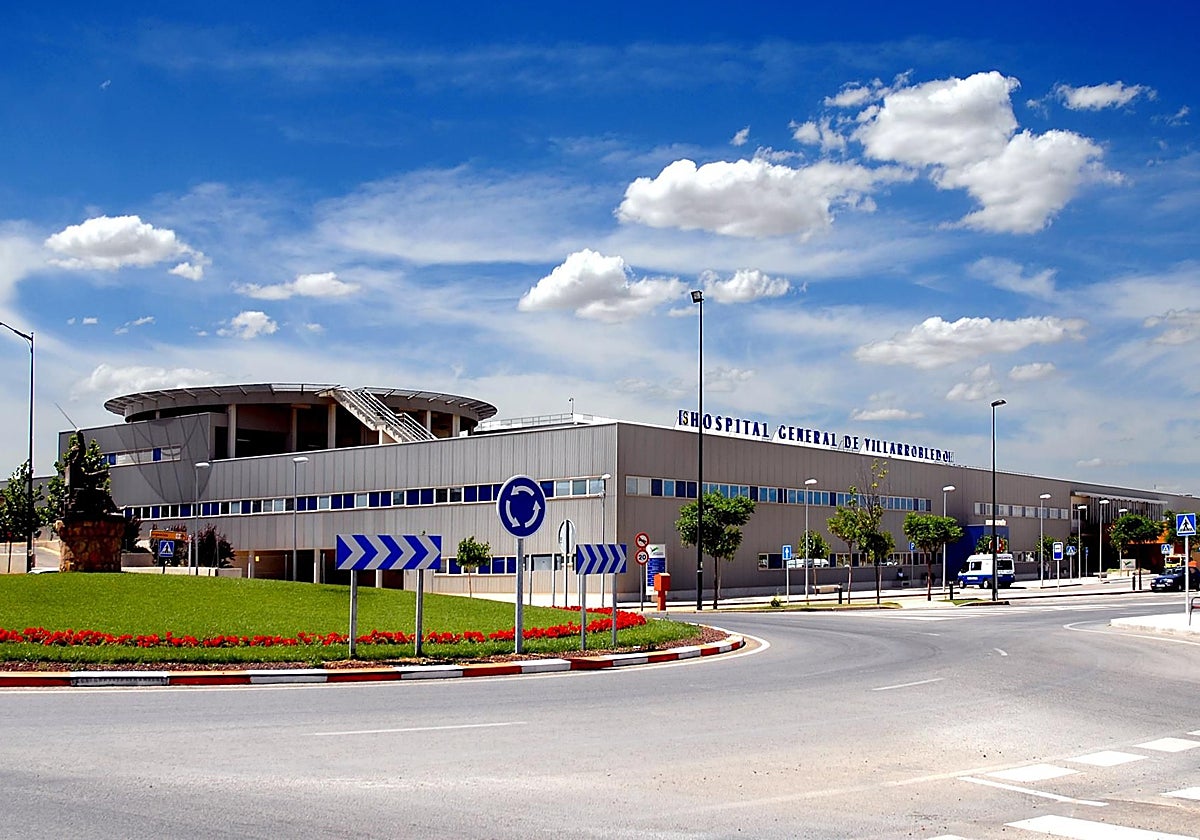 El hombre ha sido trasladado en helicóptero al hospital de Villaroledo.