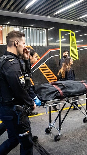 Imagen secundaria 2 - Decenas de mujeres, en una redada en un prostíbulo de Madrid; una sala de sado en un piso-prostíbulo; traslado del cadáver de una prostituta fallecida por drogas en la calle de la Princesa en 2024
