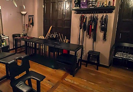 Imagen secundaria 1 - Decenas de mujeres, en una redada en un prostíbulo de Madrid; una sala de sado en un piso-prostíbulo; traslado del cadáver de una prostituta fallecida por drogas en la calle de la Princesa en 2024