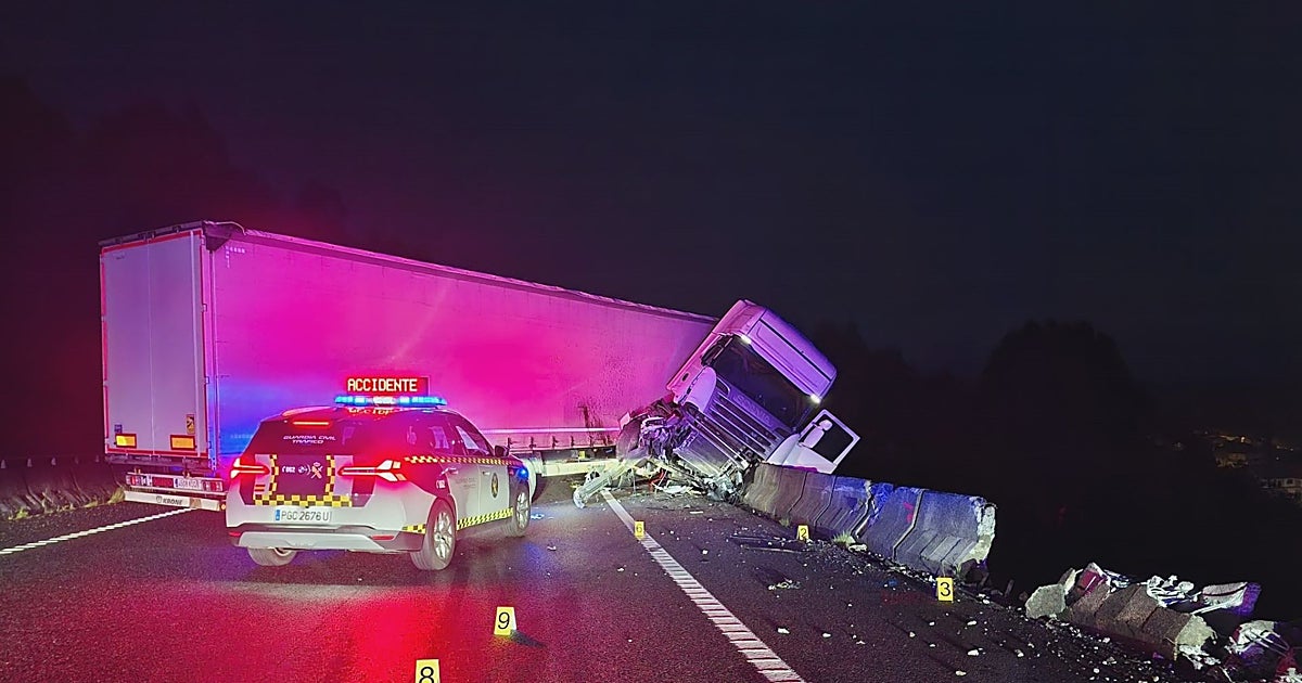 Un conductor muere al volcar su camión en la autovía de las Rías Baixas