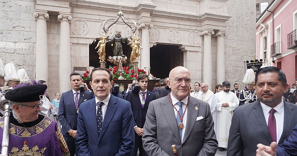 Carnero aprovecha San Pedro Regalado para pedir «paz, estabilidad institucional» y un acuerdo para Renault