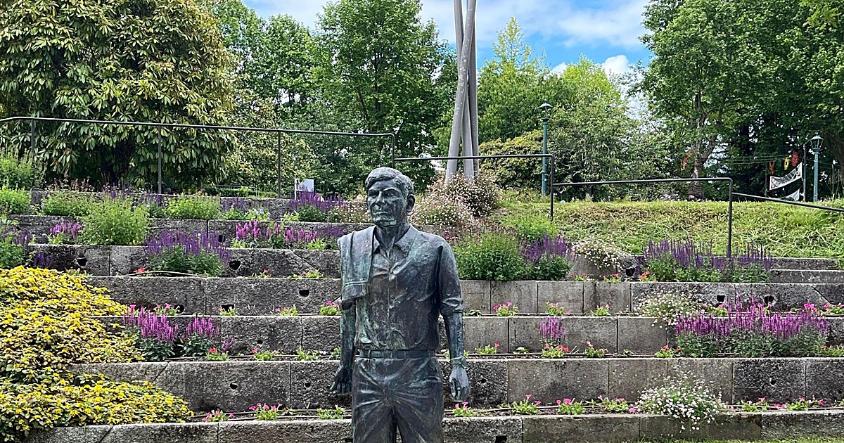 El Ayuntamiento de Santiago se apresura a limpiar la estatua de Moncho Reboiras