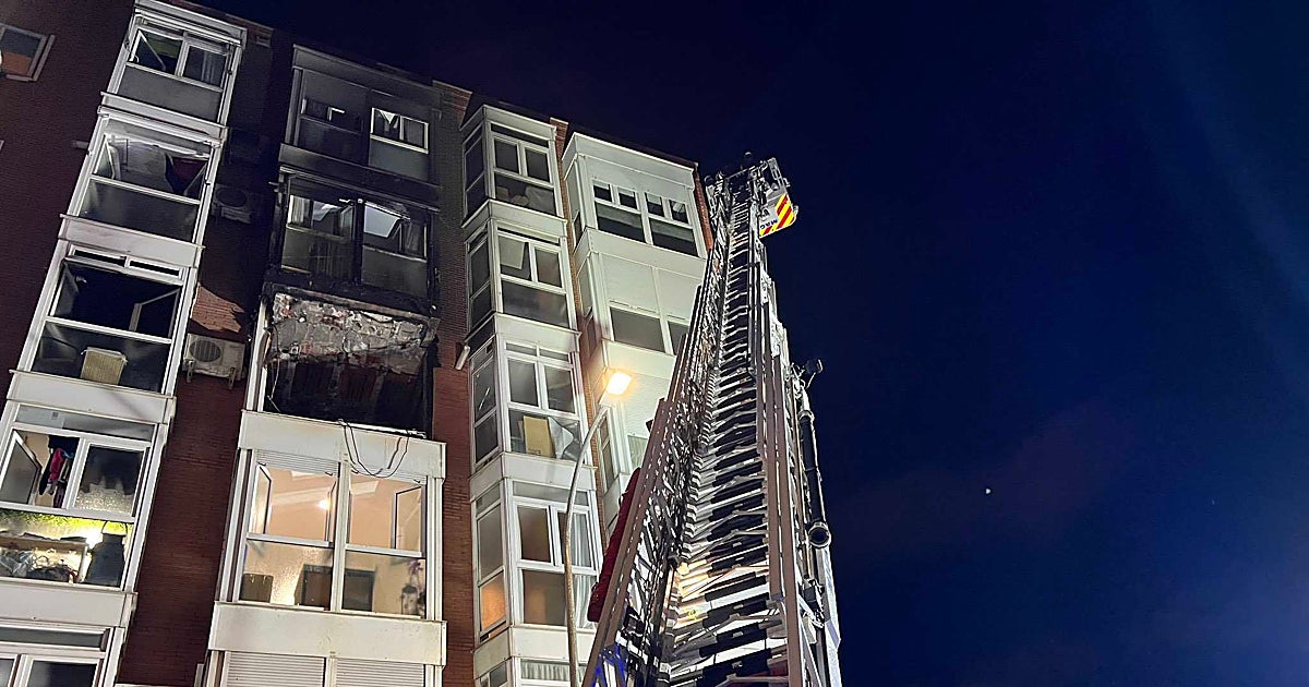 Aparatoso incendio en Ciudad Lineal con tres intoxicados leves y vecinos confinados