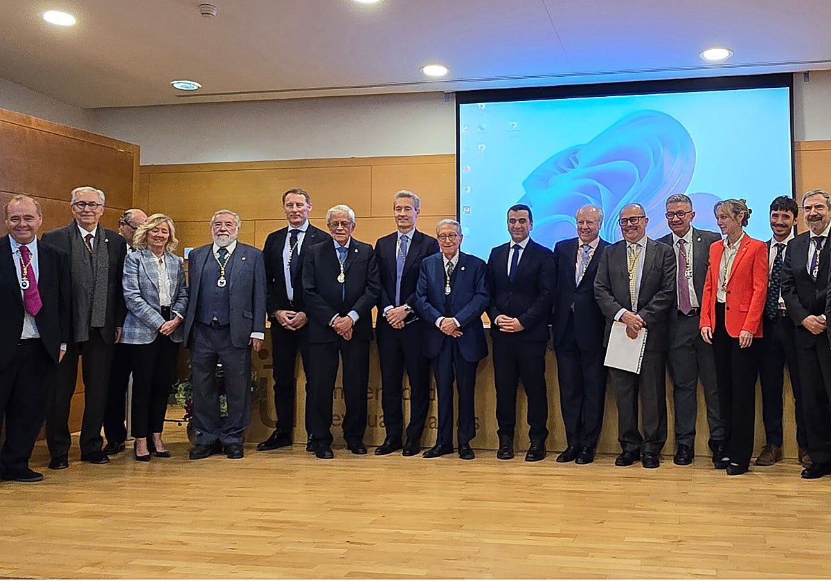 Académicos y catedráticos de ambas instituciones flanquean al presidente de la RACEF, Jaime Gil Aluja y al rector de la URJC, Abraham Duarte
