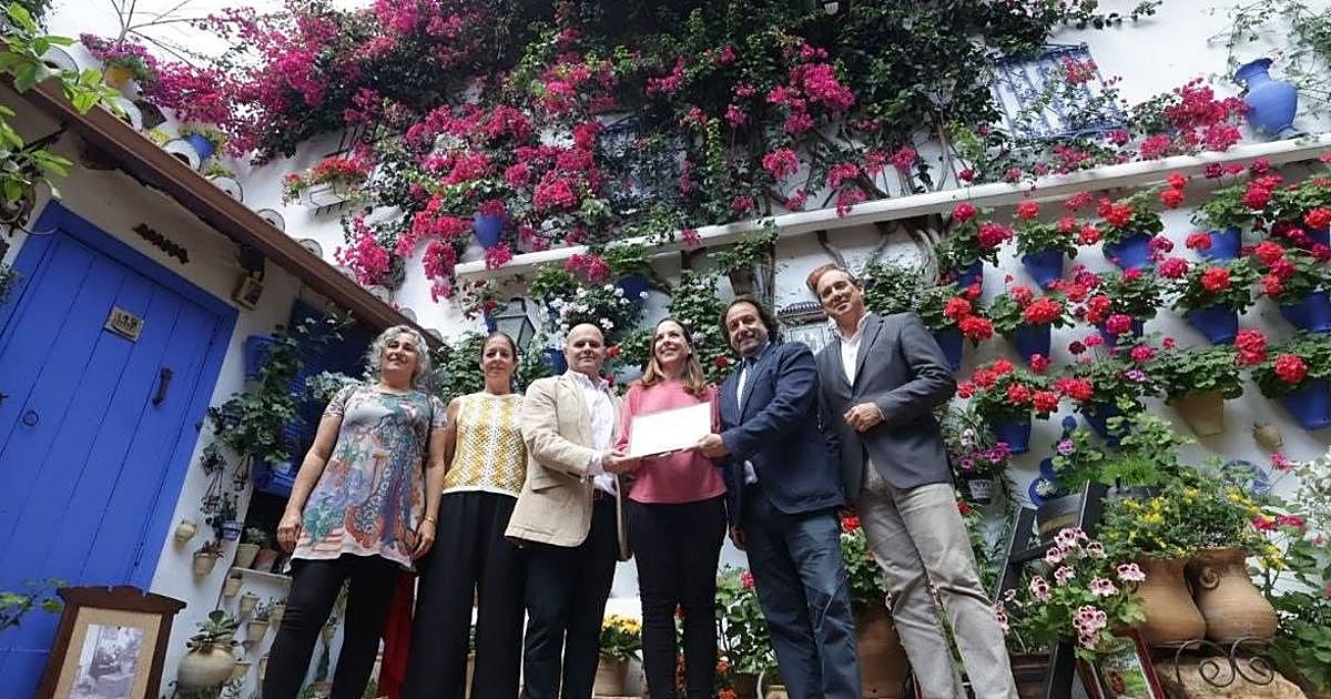 La buganvilia del patio de Guzmanas, 7, recibe el galardón Planta Singular de los Patios de Córdoba