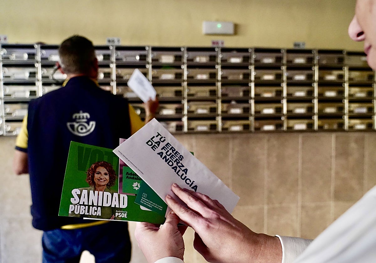 El voto por correo para las elecciones en Andalucía cae en Sevilla y se ...