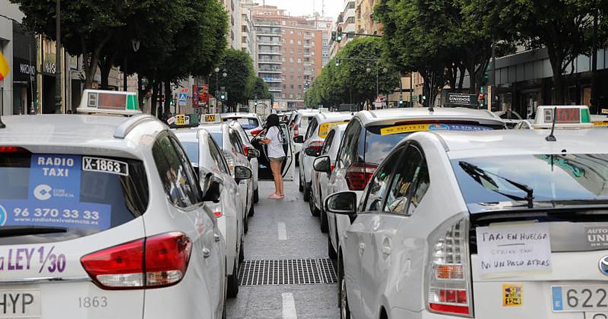 Los taxistas protestan en el centro de Valencia contra la competencia «insostenible» de las VTC