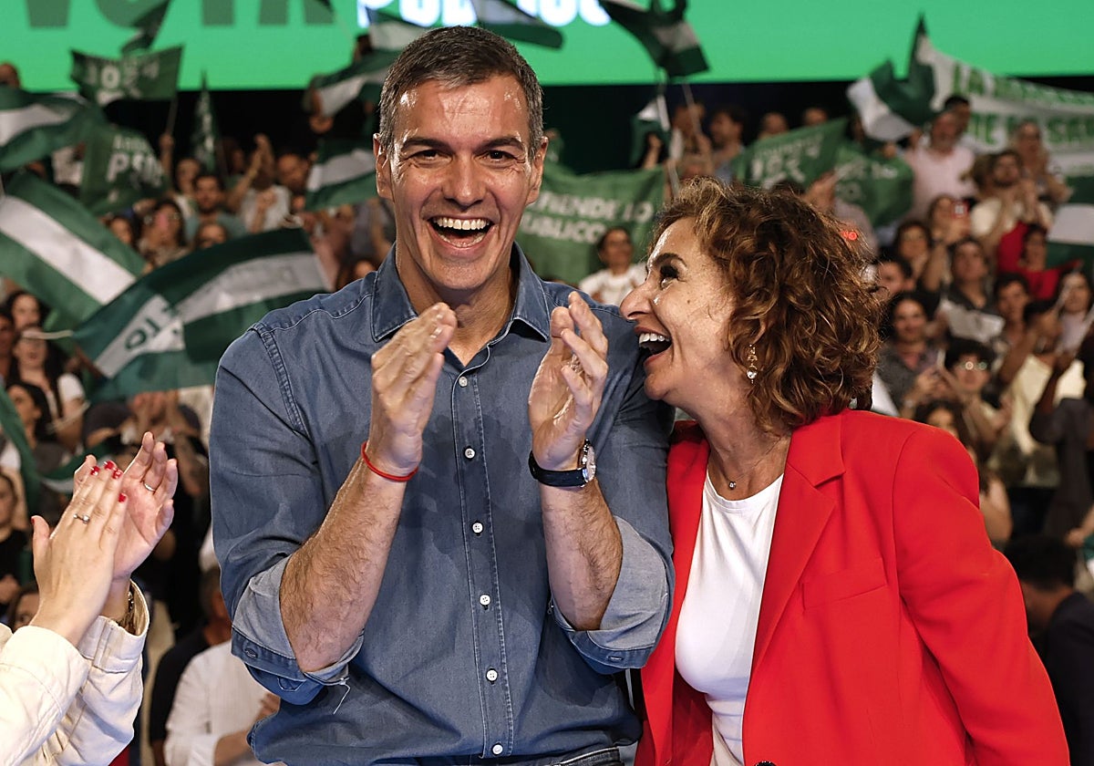 Pedro Sánchez y María Jesús Montero en el acto de cierre de campaña.