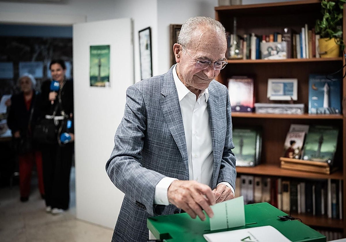 El alcalde de Málaga, Francisco de la Torre (PP), ejerciendo su derecho a voto este domingo.