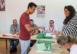 Adamuz, el pueblo rojo que respalda al presidente que lloró la tragedia