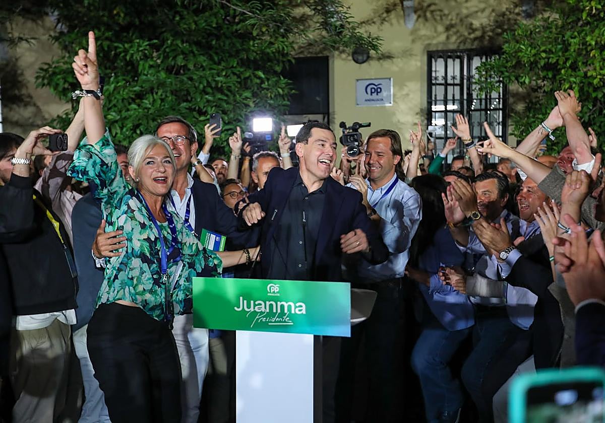 Juanma Moreno festeja su victoria en las elecciones andaluzas
