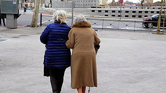 La vejez tiene rostro femenino en Castilla-La Mancha: 730 mujeres ya superan el siglo de vida
