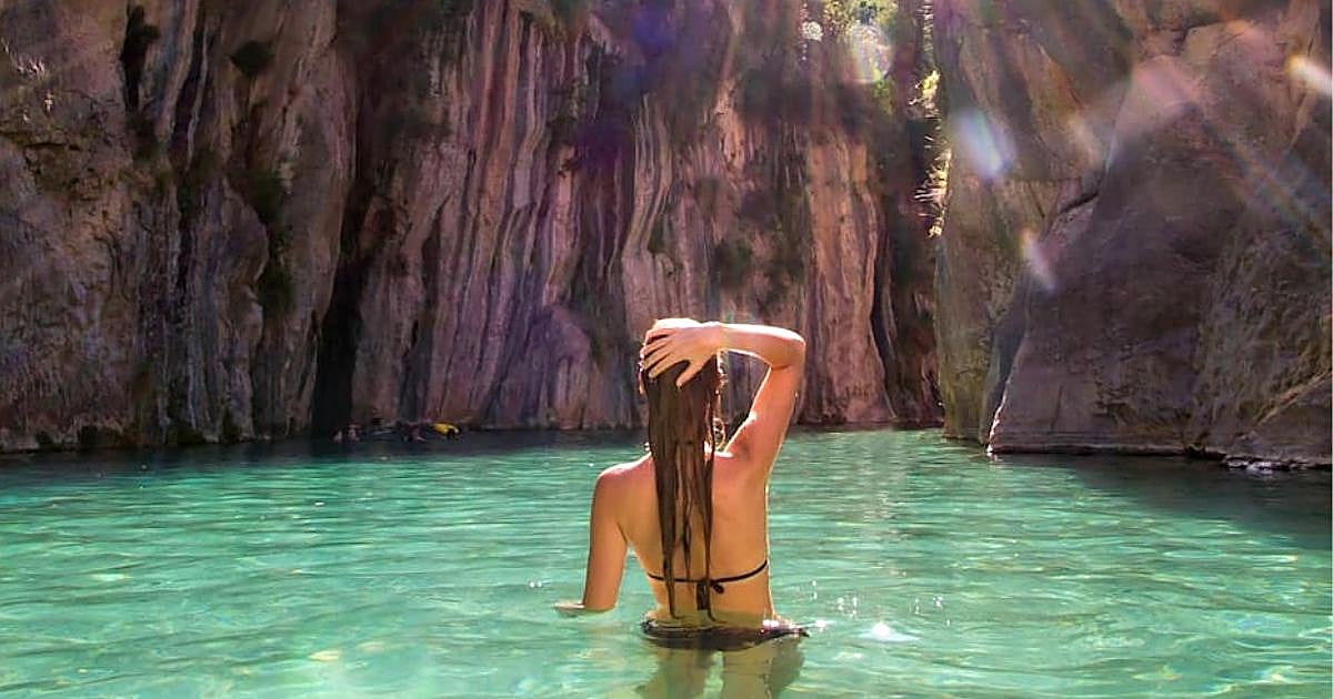 Parece Tailandia, pero es España: los baños termales con aguas cristalinas y paredes de piedra rodeados de vegetación