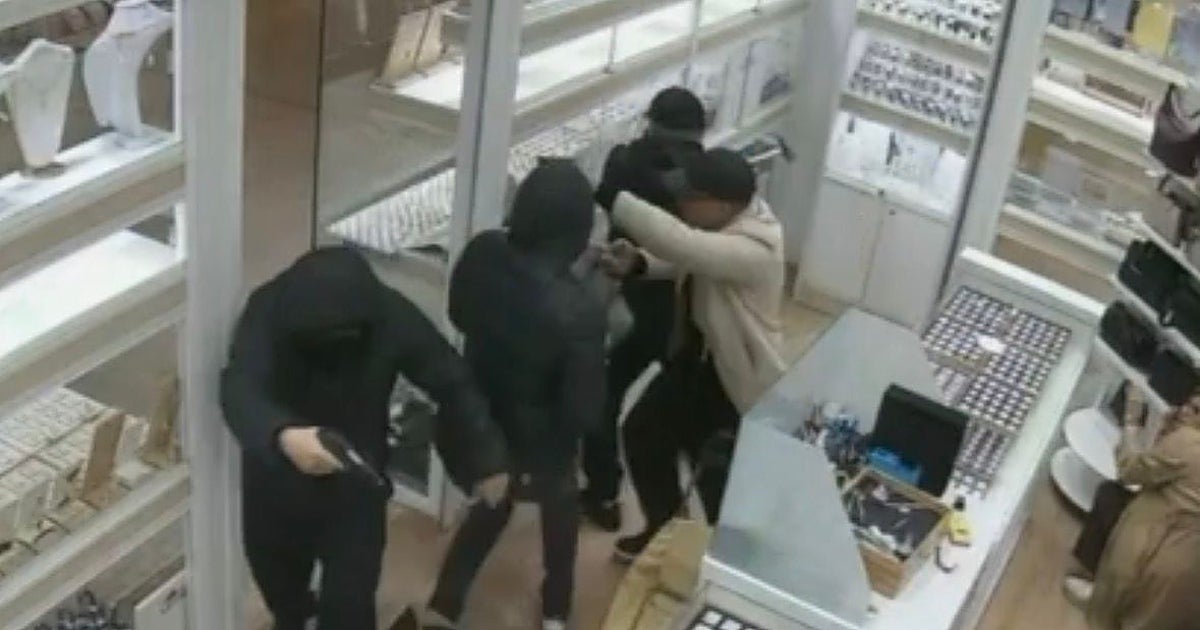 Pánico en el atraco a una joyería del Carrefour de Vallecas