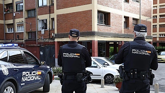 Detienen a un hombre por matar a su hermana y cuñado a puñaladas en la casa que compartían en Oviedo